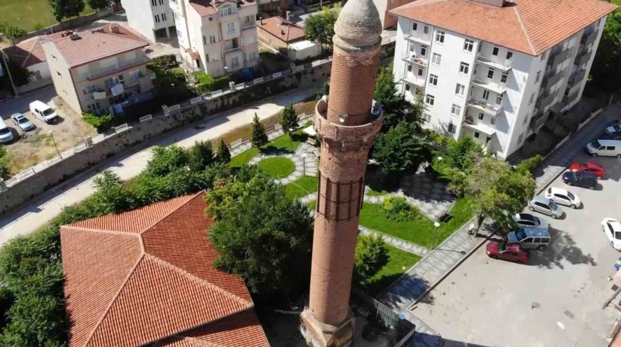 Cami Ve Köprülerin Yıkıldığı Selde Bile Yıkılmayan 800 Yıllık Eğri Minare