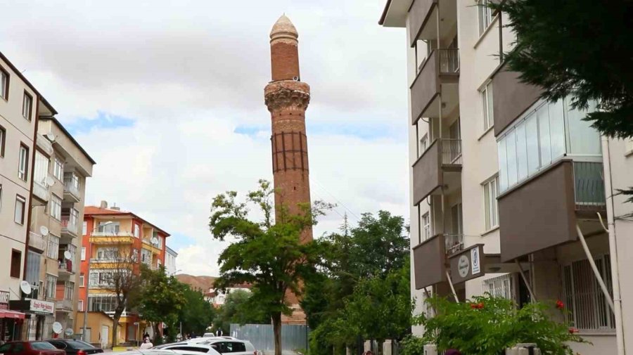 Cami Ve Köprülerin Yıkıldığı Selde Bile Yıkılmayan 800 Yıllık Eğri Minare