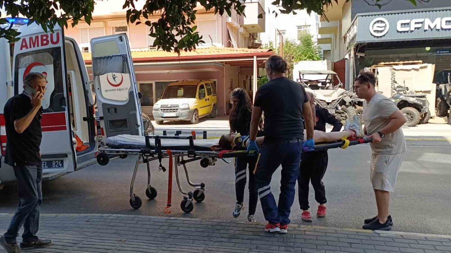 Antalya’da Motosiklet Kaldırıma Çarparak Devrildi, Genç Kız Yaralandı