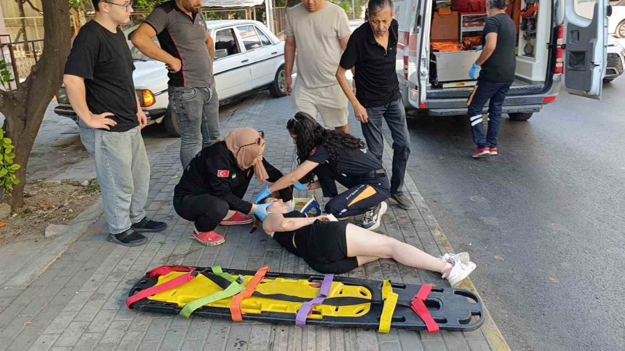 Antalya’da Motosiklet Kaldırıma Çarparak Devrildi, Genç Kız Yaralandı