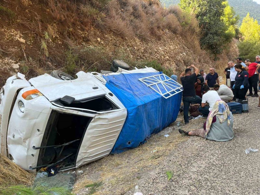 Antalya’da Yoldan Çıkan Kamyonet Devrildi: 1’i Ağır 8 Yaralı