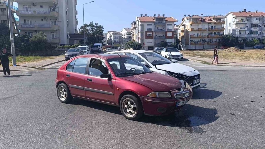 İki Otomobil Çarpıştı, Fenalaşan Sürücü Hastaneye Kaldırıldı