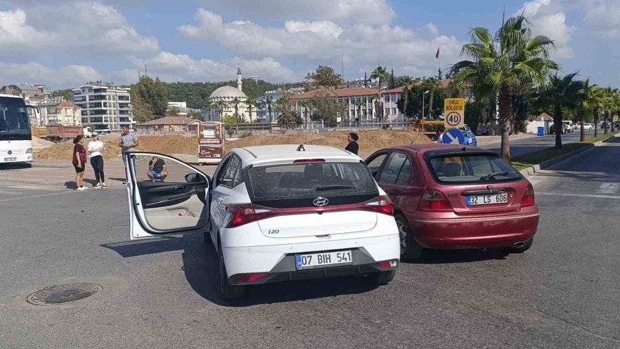 İki Otomobil Çarpıştı, Fenalaşan Sürücü Hastaneye Kaldırıldı