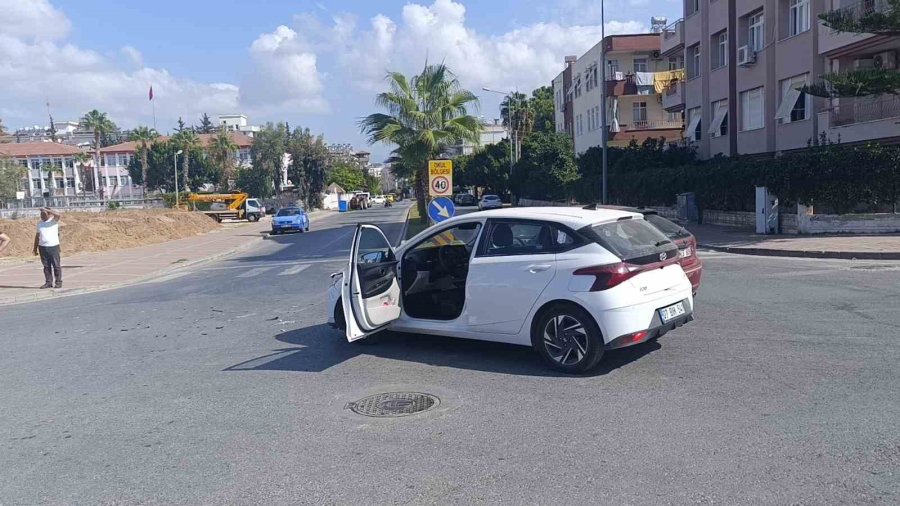 İki Otomobil Çarpıştı, Fenalaşan Sürücü Hastaneye Kaldırıldı