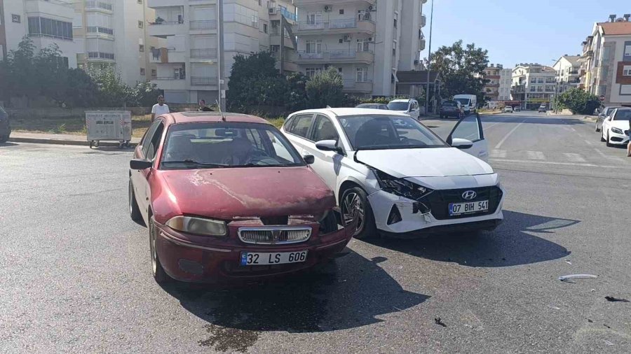 İki Otomobil Çarpıştı, Fenalaşan Sürücü Hastaneye Kaldırıldı