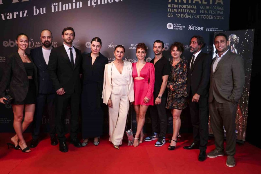 Altın Portakal Film Festivali Kırmızı Halı Geçidinde Şıklık Yarışı