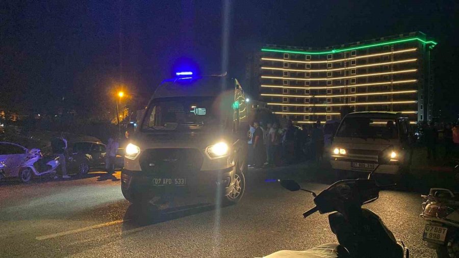 Antalya’da İki Motosiklet Çarpıştı: 1’i Ağır 2 Yaralı