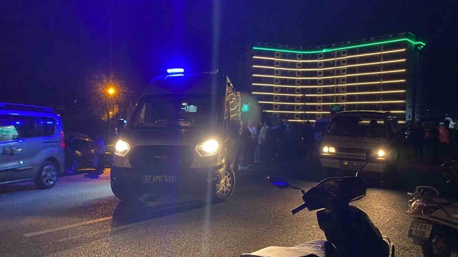 Antalya’da İki Motosiklet Çarpıştı: 1’i Ağır 2 Yaralı