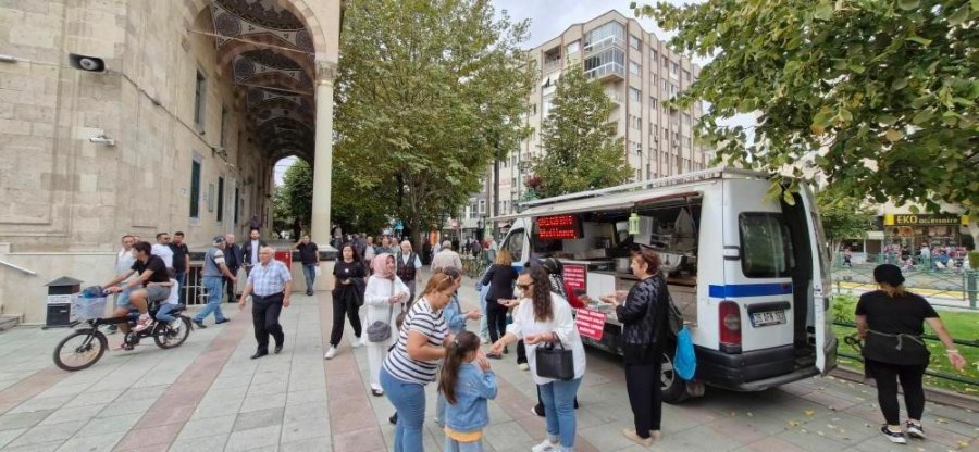 Eskişehir’de İkbal Uzuner Ve Ayşenur Halil Hayrına Lokma Dağıtıldı