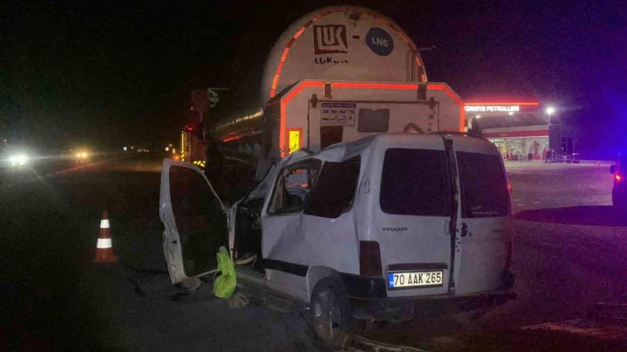 Hafi Ticari Araç, Yakıt Tankerine Ok Gibi Saplandı: 1 Ölü