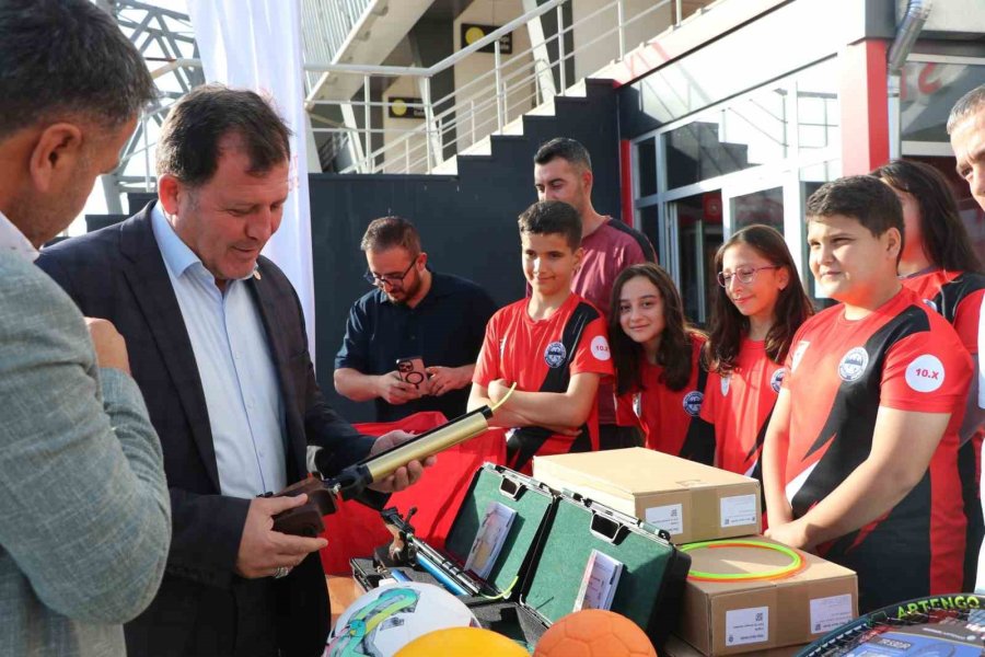 Kayseri’de Sporculara Malzeme Dağıtımı