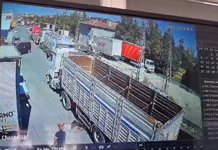 Tırların Arasında Sıkışarak Ağır Yaralandı, Kaza Anı Görüntüleri Ortaya Çıktı