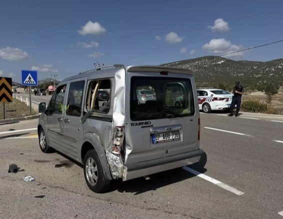 Antalya’da Motosiklet İle Hafif Ticari Araç Çarpıştı: 2 Yaralı