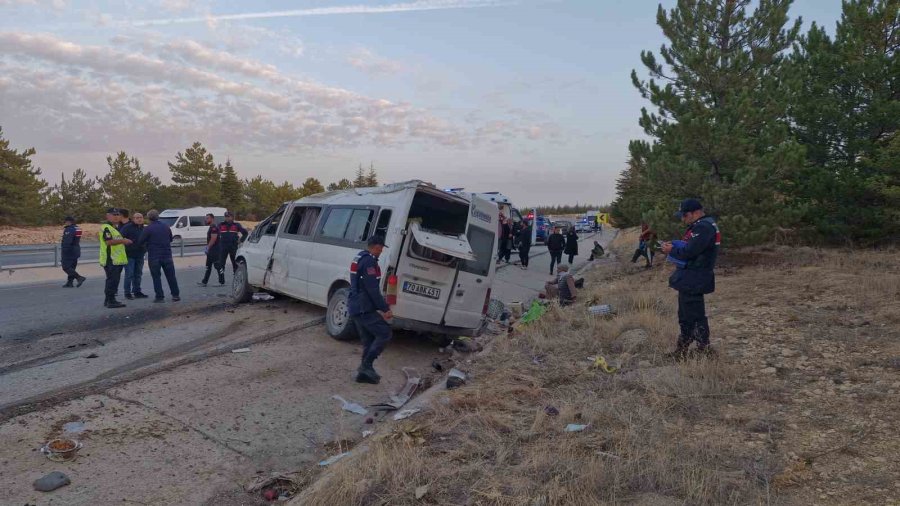 Karaman’da Tarım İşçilerini Taşıyan Minibüs Devrildi: 2 Ölü, 13 Yaralı