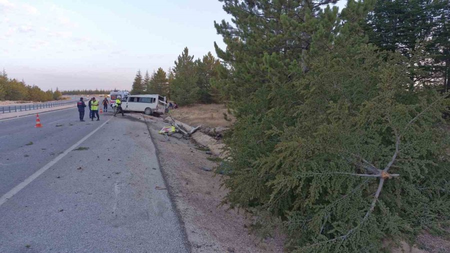 Karaman’da Tarım İşçilerini Taşıyan Minibüs Devrildi: 2 Ölü, 13 Yaralı