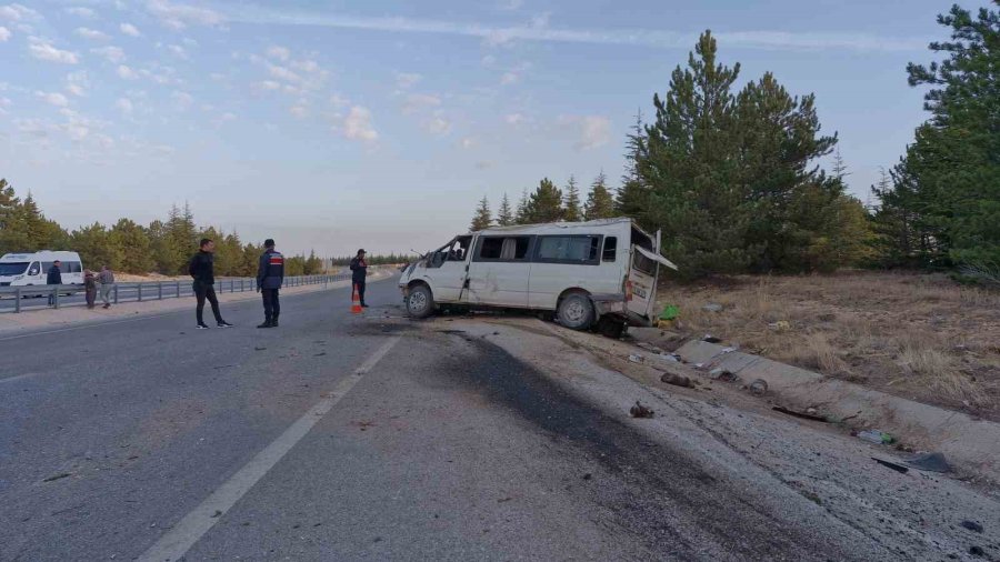 Karaman’da Tarım İşçilerini Taşıyan Minibüs Devrildi: 2 Ölü, 13 Yaralı