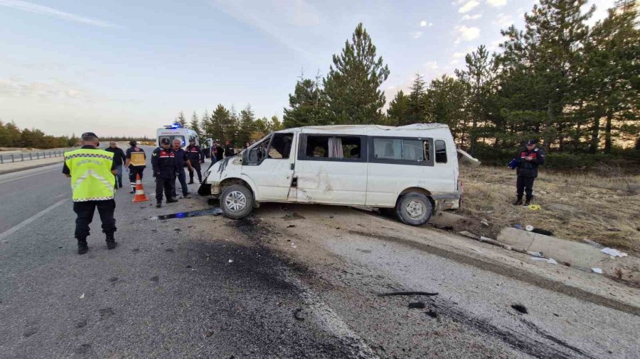 Karaman’da Tarım İşçilerini Taşıyan Minibüs Devrildi: 2 Ölü, 13 Yaralı