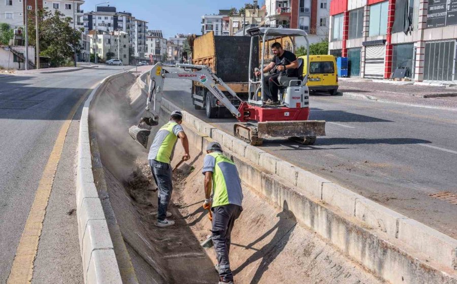 Su Taşkını Riskine Karşı Kepez’de Kanallar Temizleniyor