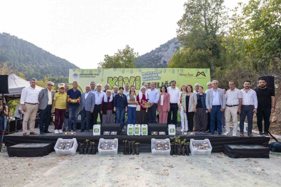 Başkan Seçer, ’kivi Şenliği’ne Katıldı