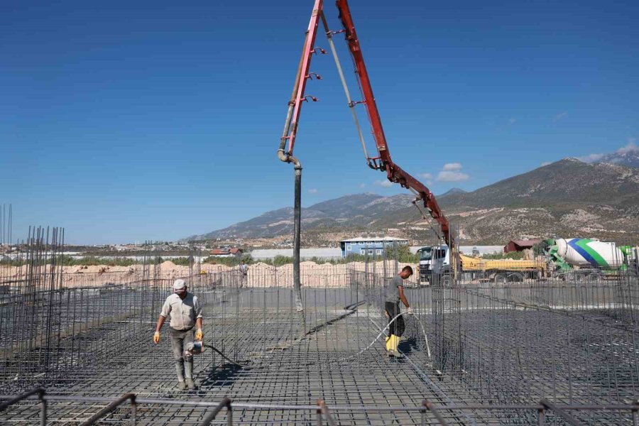 Kınık Toptancı Hal Kompleksi Yapımı Devam Ediyor