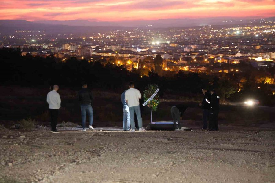 Eskişehir’de Arazinin Ortasına Bırakılan Tabut Ve Çelenk Görenleri Tedirgin Etti