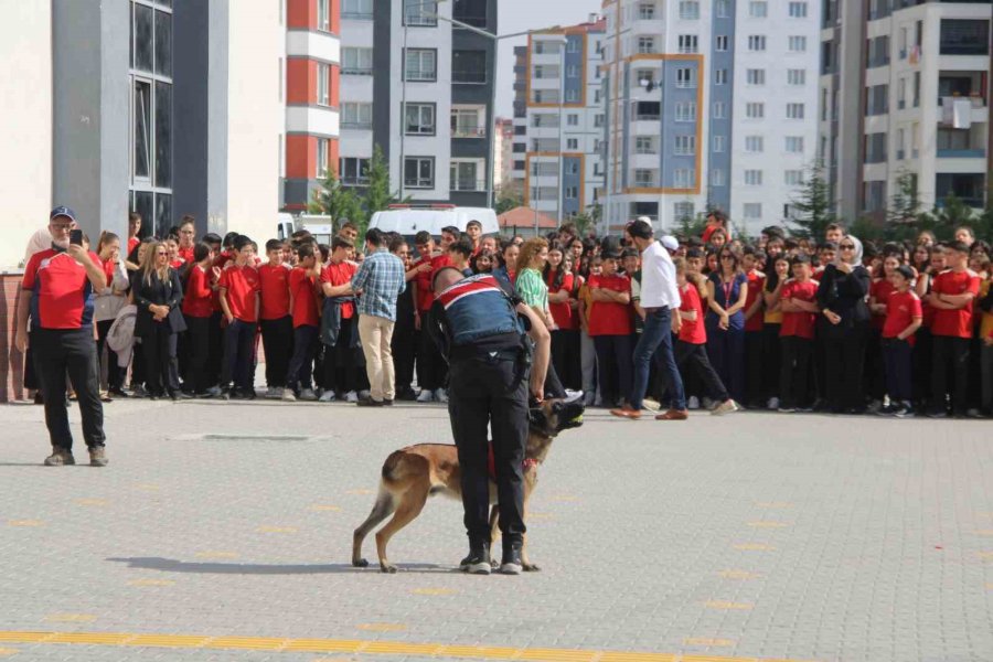 Kayseri’deki Bütün Okullarda Deprem Tatbikatı Yapıldı