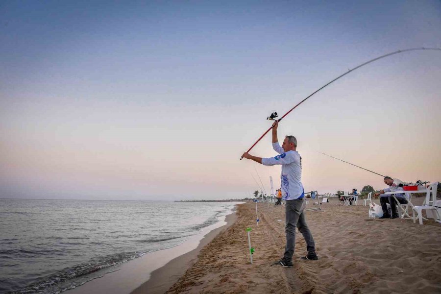 Mersin’de ’uluslararası 7. Altın Kanca Surfcasting Turnuvası’ Düzenlendi