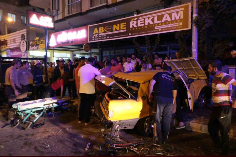 Antalya’da İki Otomobilin Çarpıştığı Kazada Vatandaşlar Ve Ekipler Saniyelerle Yarıştı: 4 Yaralı