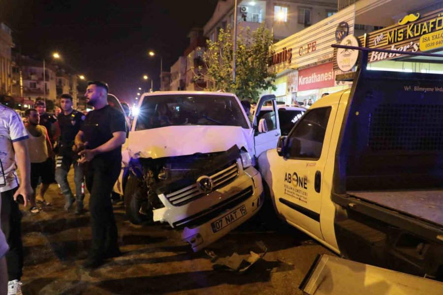 Antalya’da İki Otomobilin Çarpıştığı Kazada Vatandaşlar Ve Ekipler Saniyelerle Yarıştı: 4 Yaralı