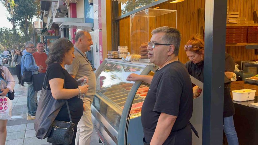 Kampanyaya İnanmayan Vatandaşlara Ücretsiz 200 Litre Dondurmayı Dağıtmakta Güçlük Çektiler