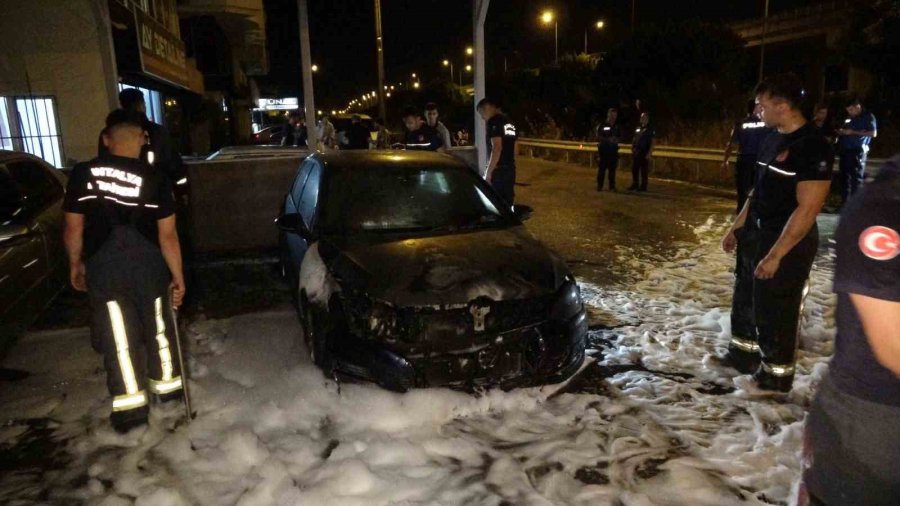 Galerinin Önündeki Araçları Kundakladılar