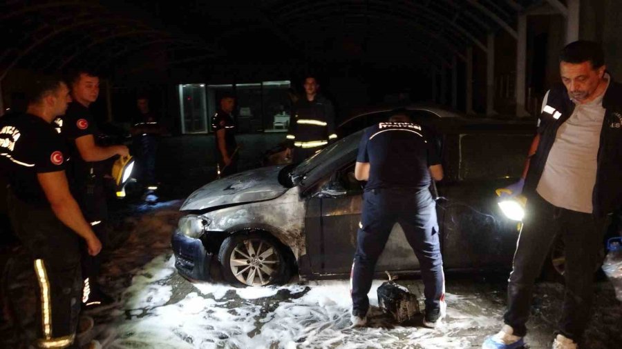 Galerinin Önündeki Araçları Kundakladılar