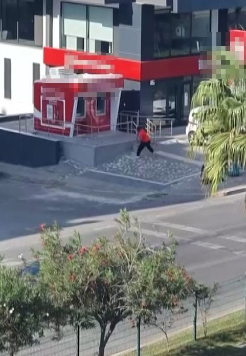 Sinir Krizi Geçirdi, Öfkesini Atm’lerden Çıkardı