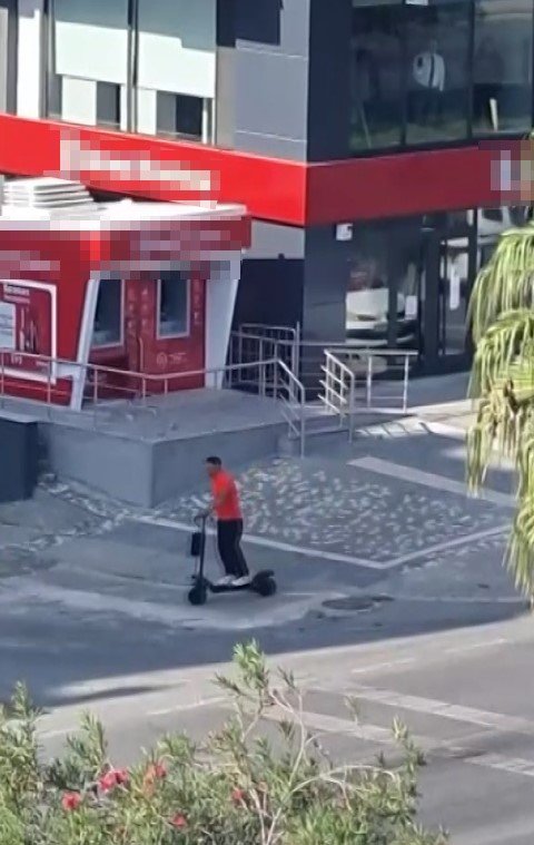 Sinir Krizi Geçirdi, Öfkesini Atm’lerden Çıkardı