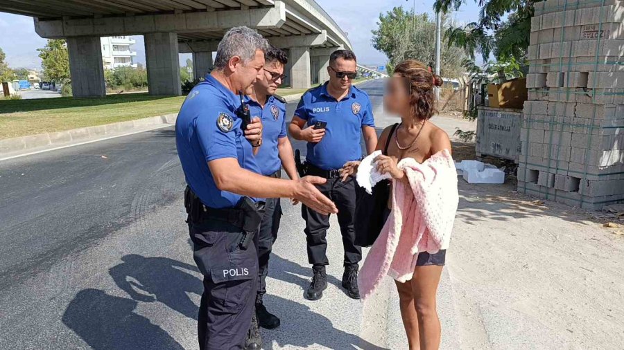 Polis Ekiplerinin Trafikteki Bikinili Genç Kadınla İmtihanı