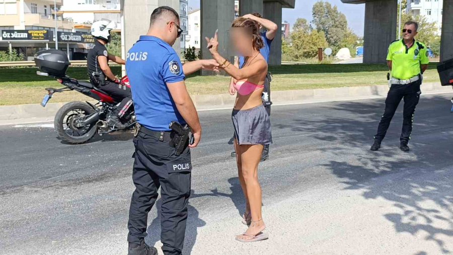 Polis Ekiplerinin Trafikteki Bikinili Genç Kadınla İmtihanı