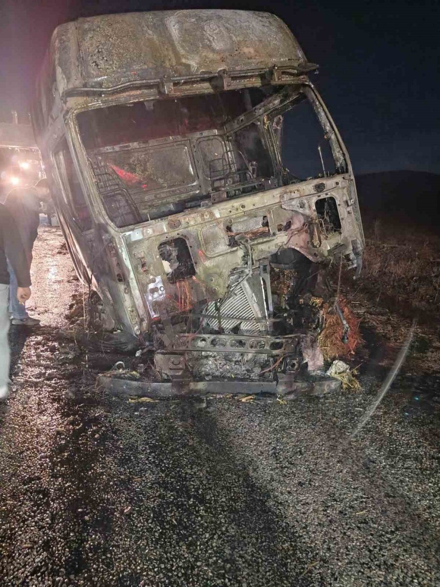 Saman Balyası Yüklü Tır Seyir Halindeyken Alev Aldı