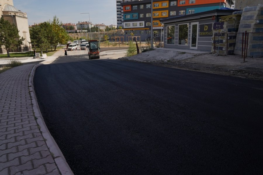 Melikgazi Belediyesi Tınaztepe Mahallesi’nde Asfalt Ve Çevre Düzenlemesi Çalışmalarını Sürdürüyor