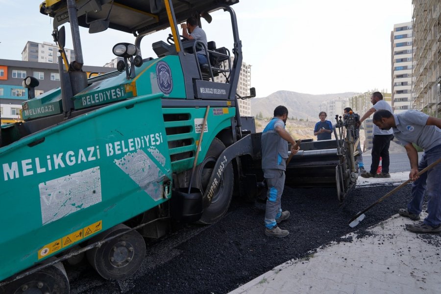 Melikgazi Belediyesi Tınaztepe Mahallesi’nde Asfalt Ve Çevre Düzenlemesi Çalışmalarını Sürdürüyor