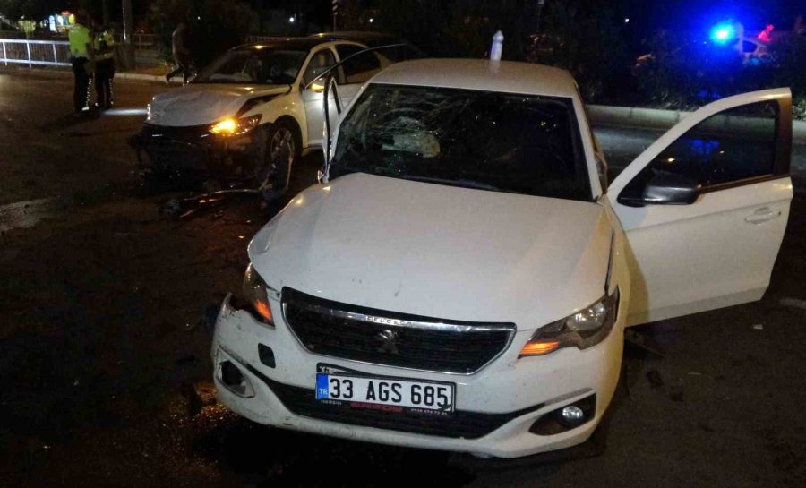 Motosikletle Çarpışan Otomobil Karşı Şeride Geçip Araca Çarptı: 4 Yaralı