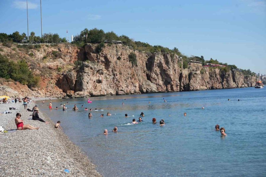 Antalya’nın Sabahı Kış, Öğleni Yaz Oldu, Tatilciler Neye Uğradığını Şaşırdı