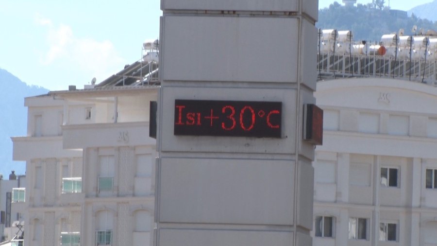 Antalya’nın Sabahı Kış, Öğleni Yaz Oldu, Tatilciler Neye Uğradığını Şaşırdı