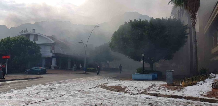 İş Yerinden Palmiyeye Sıçrayan Yangın Korkuttu