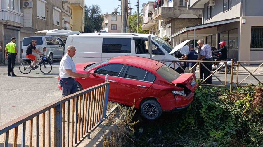 Kaza Yapan İrlandalı Sürücünün Otomobili Sulama Kanalında Asılı Kaldı