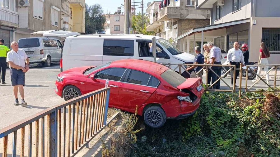 Kaza Yapan İrlandalı Sürücünün Otomobili Sulama Kanalında Asılı Kaldı