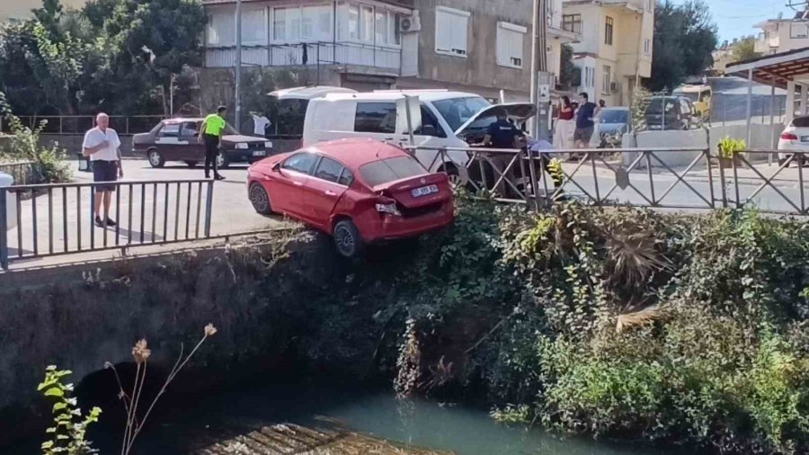 Kaza Yapan İrlandalı Sürücünün Otomobili Sulama Kanalında Asılı Kaldı