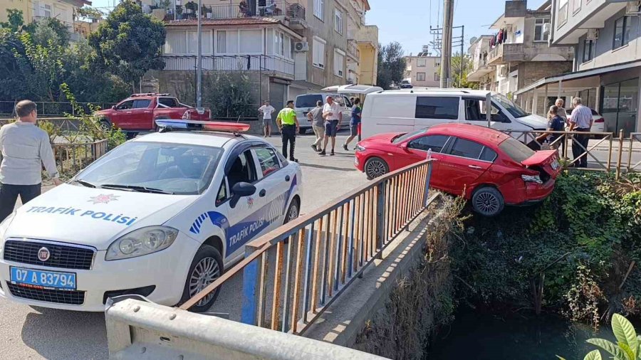 Kaza Yapan İrlandalı Sürücünün Otomobili Sulama Kanalında Asılı Kaldı