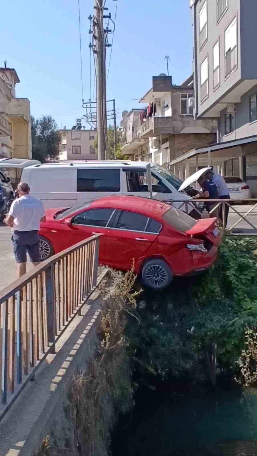 Kaza Yapan İrlandalı Sürücünün Otomobili Sulama Kanalında Asılı Kaldı