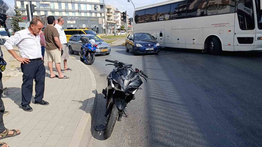 Otomobille Çarpışan Motosikletli Kendisini İyi Hissetmeyip Hastaneye Kaldırıldı