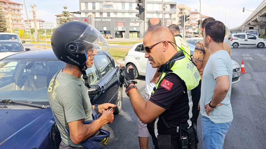 Otomobille Çarpışan Motosikletli Kendisini İyi Hissetmeyip Hastaneye Kaldırıldı